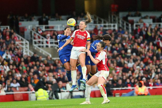 emirates-stadium-london-uk-10th-dec-2023-womens-super-league-arsenal-versus-chelsea-sam-kerr-of-chelsea-and-katie-mccabe-of-arsenal-competes-for-the-headed-ball-credit-action-plus-sportsalam