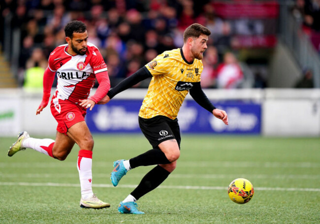maidstone-uniteds-sam-bone-right-and-stevenages-louis-thompson-battle-for-the-ball-during-the-emirates-fa-cup-third-round-match-at-the-gallagher-stadium-maidstone-picture-date-saturday-january