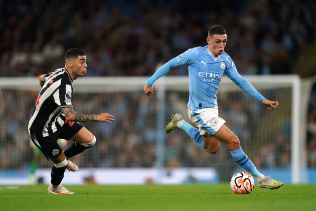 newcastle-uniteds-miguel-almiron-left-and-manchester-citys-phil-foden-battle-for-the-ball-during-the-premier-league-match-at-the-etihad-stadium-manchester-picture-date-saturday-august-19-2023