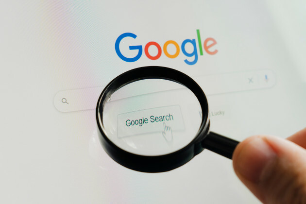 Барнаул, Россия, июнь 202022 г. Google Home на экране