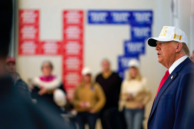 El candidato presidencial republicano, el expresidente Donald Trump, habla con voluntarios en el hotel Fort Des Moines en Des Moines, Iowa, el domingo 14 de enero de 2024, AP photoandrew, Harnick