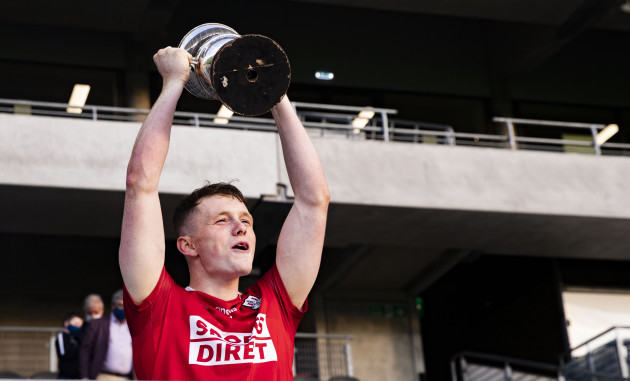 cormac-obrien-lifts-the-trophy