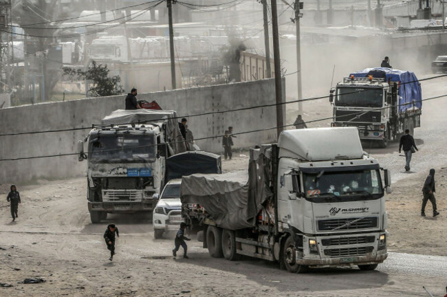 rafah-palestinian-territories-17th-jan-2024-trucks-carrying-humanitarian-aid-enter-the-gaza-strip-through-the-the-kerem-shalom-crossing-border-credit-abed-rahim-khatibdpaalamy-live-news