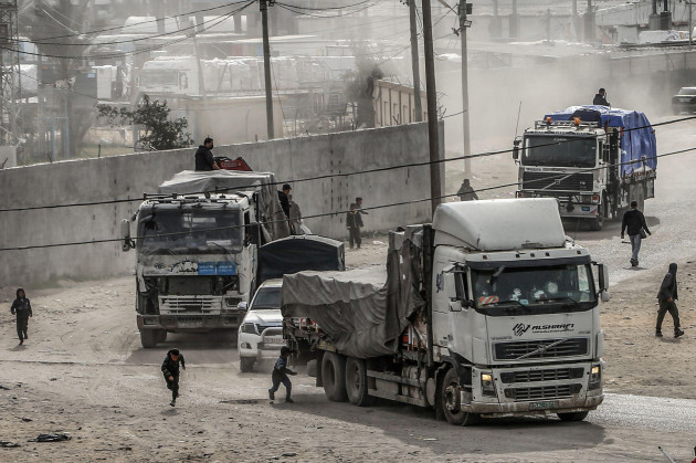 rafah-palestinian-territories-17th-jan-2024-trucks-carrying-humanitarian-aid-enter-the-gaza-strip-through-the-the-kerem-shalom-crossing-border-credit-abed-rahim-khatibdpaalamy-live-news