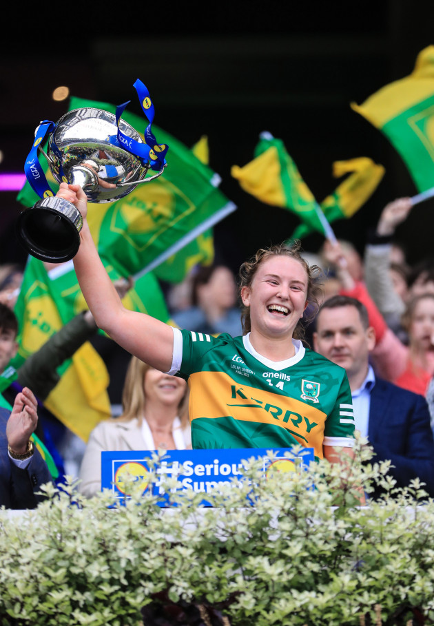 siofra-oshea-lifts-the-trophy