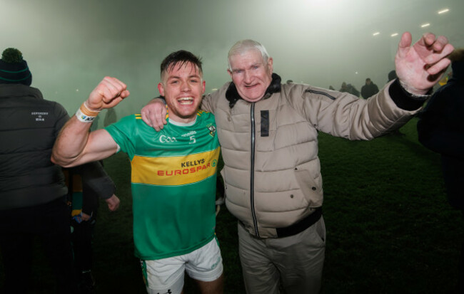 eunan-mulholland-celebrates-with-fan-john-j-mckenna