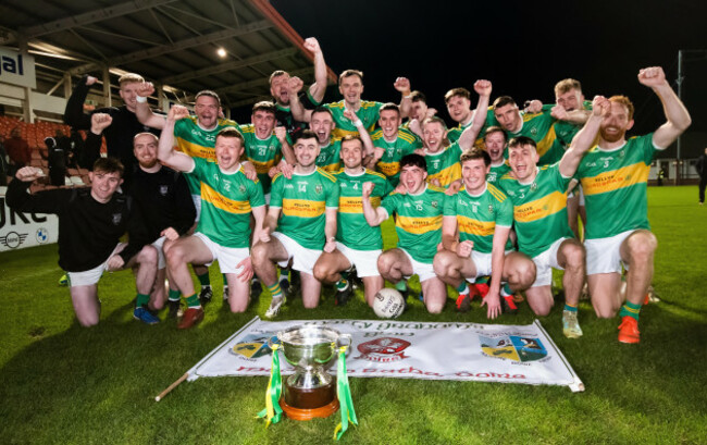 glen-players-celebrate