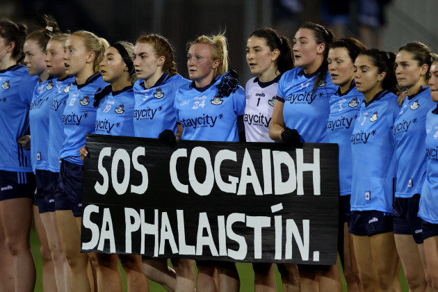 dublin-players-hold-a-sign-standing-in-solidarity-with-palestine-during-the-national-anthem