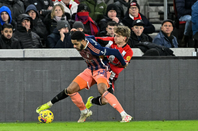 london-uk-20th-jan-2024-andrew-omobamidele-of-nottingham-forest-and-mads-roerslev-of-brentford-battle-for-the-ball-during-the-premier-league-match-brentford-vs-nottingham-forest-at-the-gtech-commu