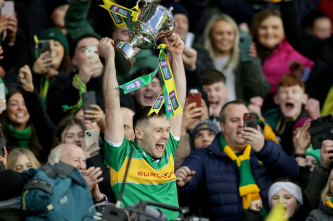 connor-carville-lifts-the-trophy