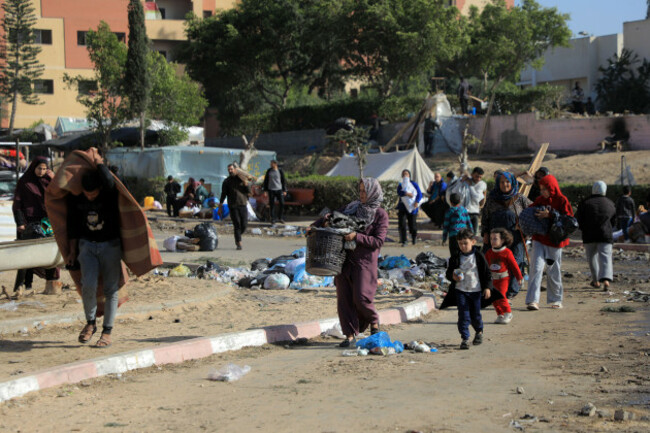 gaza-22nd-jan-2024-people-leave-their-home-after-israeli-bombings-in-the-southern-gaza-strip-city-of-khan-younis-jan-22-2024-at-least-50-palestinians-have-been-killed-and-dozens-of-others-wound