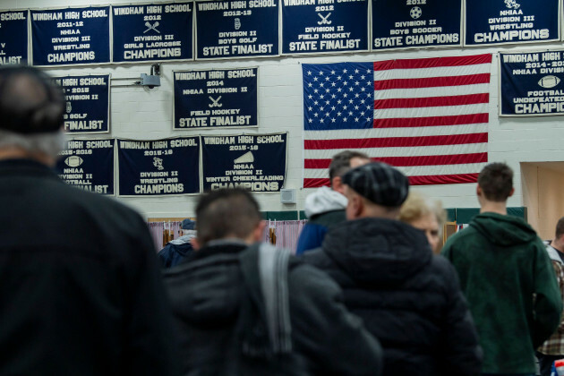 WINDHAM - EE.UU. - 23 de enero de 2024 - Los votantes esperan en fila para recoger sus votos y emitir sus votos en las elecciones primarias de New Hampshire en Vote - Ubicación en Windham High School en Windham, New Hampshire, ON