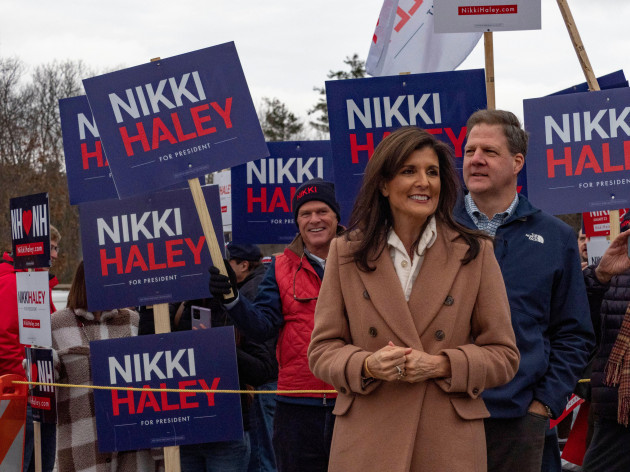 bedford-new-hampshire-usa-23rd-jan-2024-republican-presidential-candidate-nikki-haley-greets-voters-in-new-hampshire-along-side-the-granite-stateas-governor-chris-sununu-credit-image-s