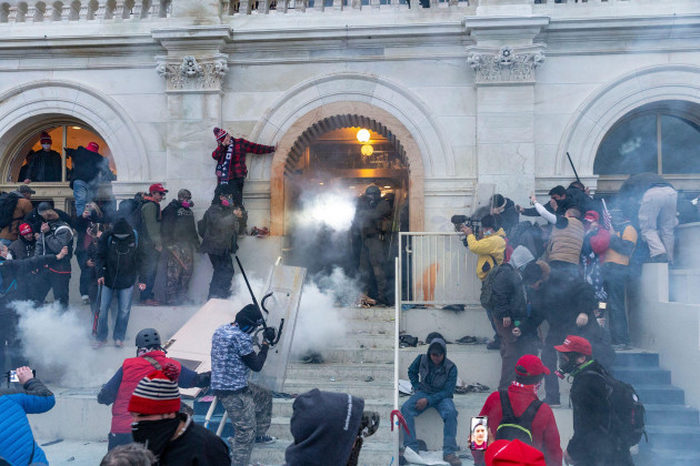 washington-dc-united-states-06th-jan-2021-police-use-tear-gas-around-capitol-building-where-pro-trump-supporters-riot-and-breached-the-capitol-rioters-broke-windows-and-breached-the-capitol-build