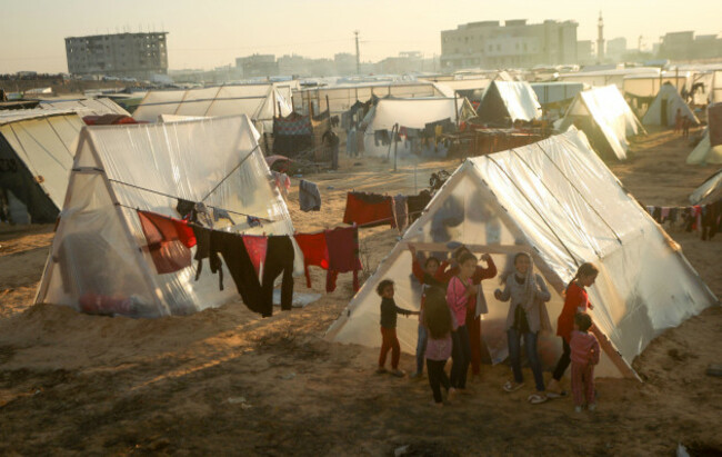 rafah-gaza-18th-dec-2023-displaced-palestinians-who-fled-from-fighting-between-israel-and-hamas-in-khan-yunis-take-refuge-in-makeshift-shelters-in-rafah-in-the-southern-gaza-strip-on-monday-decem