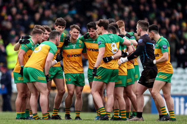the-donegal-team-huddle-before-the-throw-in