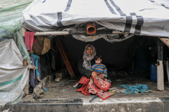 gaza-27th-jan-2024-palestinians-are-seen-at-a-makeshift-camp-in-the-southern-gaza-strip-city-of-rafah-on-jan-27-2024-credit-rizek-abdeljawadxinhuaalamy-live-news