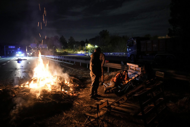 farmers-spend-the-night-at-a-highway-barricade-in-aix-en-provence-southern-france-tuesday-jan-30-2024-frances-protesting-farmers-encircled-paris-with-traffic-snarling-barricades-monday-using-h