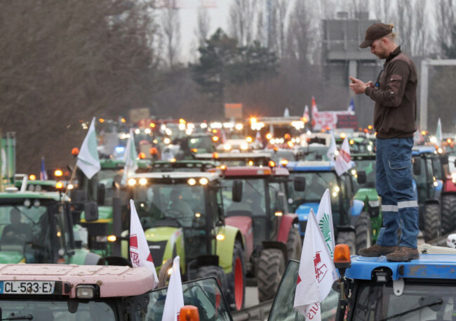 strasbourg-france-30th-jan-2024-photopqrlalsacejean-marc-loos-strasbourg-30012024-un-agriculteur-juche-sur-la-cabine-de-son-tracteur-manipule-un-smartphone-lors-dune-manifestati