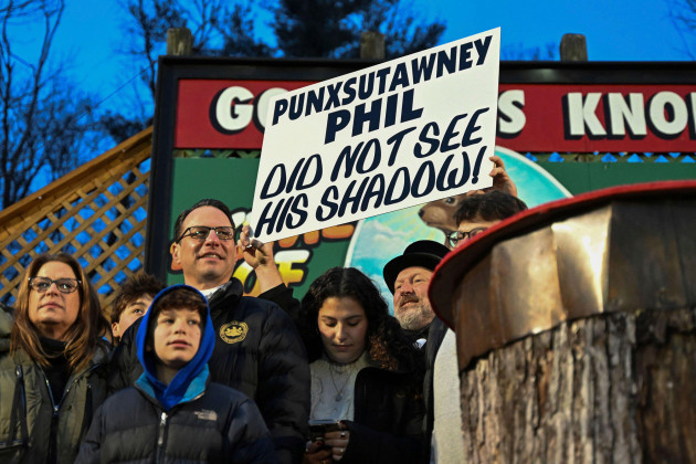 Губернатор Пенсильвании Джош Шапиро наблюдает за Панксатони Филом, прогнозирующим погоду сурком, во время празднования 138-го Дня сурка на Гоблерс-Ноб в Панксатони, штат Пенсильвания. Пятница, 2-2 февраля.