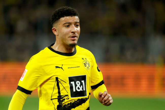 dortmund-deutschland-28th-jan-2024-dortmund-germany-2024-1-28-signal-iduna-park-1-bundesliga-borussia-dortmund-vfl-bochum-bild-jadon-sancho-borussia-dortmund-schautdfbdfl-regulations