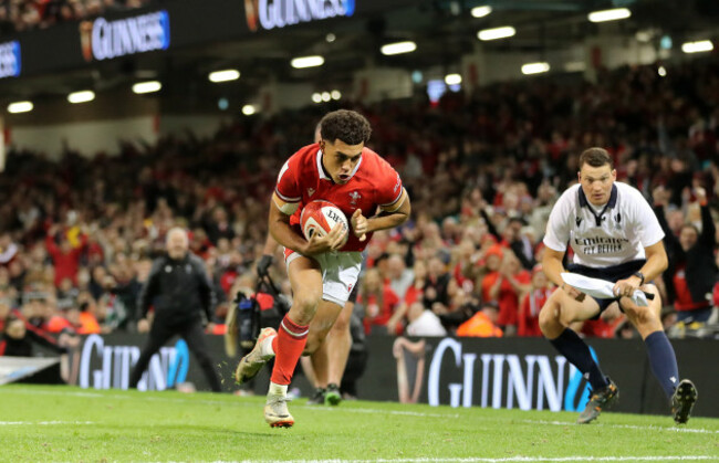 rio-dyer-on-his-way-to-scoring-a-try