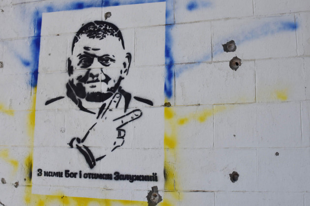 huliaipole-ukraine-18th-may-2023-a-graffiti-depicting-general-valery-zaluzhny-head-of-ukraines-armed-forces-and-writing-god-is-with-us-and-commander-zaluzhny-is-seen-on-the-wall-damaged-by-rus