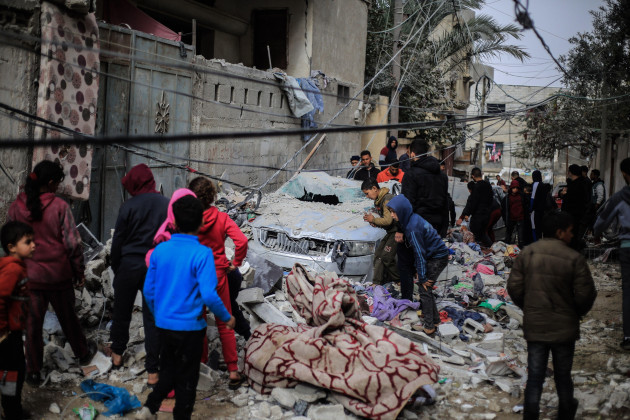 Rafah-los-territorios-palestinos-09-febrero-2024-los-palestinos-inspeccionan-los-daños-y-escombros-de-casas-y-automóviles-destruidos-tras-los-ataques-aéreos-israelíes-en-varias-casas- en-Rafah-Rafah-Ciudad-Al-Etimad-Mohammed