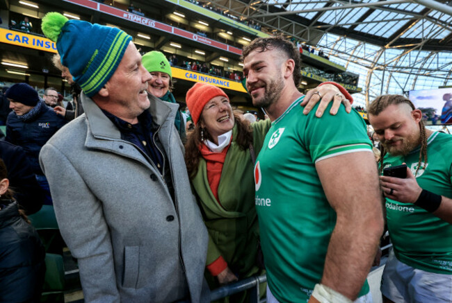 caelan-doris-with-his-family-after-the-game