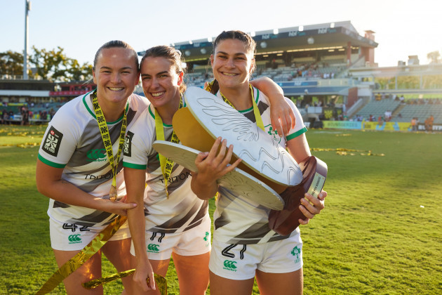 vikki-wall-kate-farrell-mccabe-and-vicky-elmes-kinlan-celebrate-with-the-trophy
