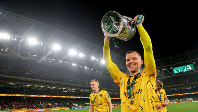jamie-lennon-celebrates-with-the-cup