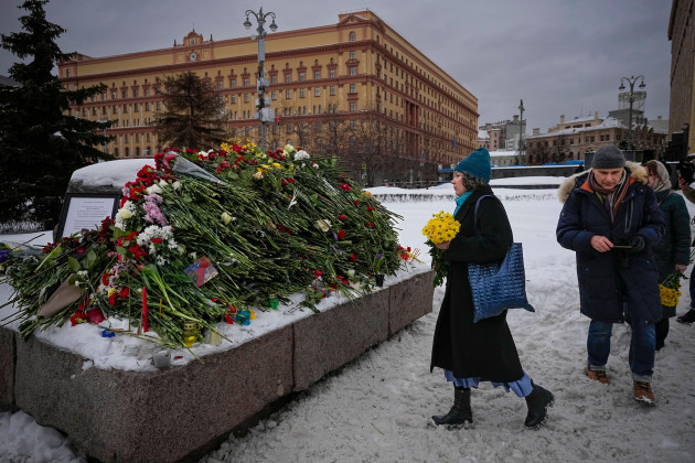people-lay-flowers-paying-the-last-respect-to-alexei-navalny-at-the-monument-a-large-boulder-from-the-solovetsky-islands-where-the-first-camp-of-the-gulag-political-prison-system-was-established-wi