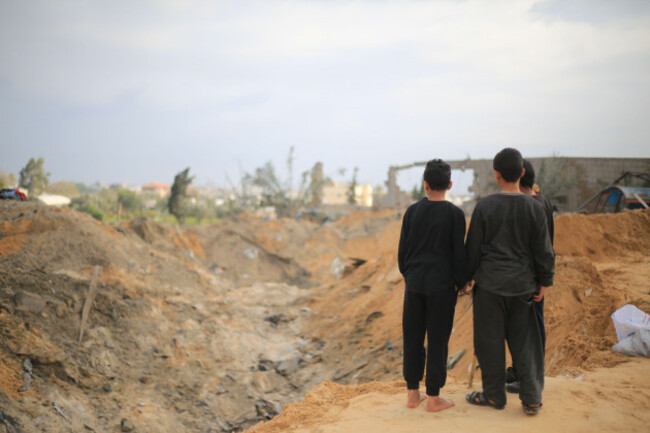 rafah-palestinian-territories-18th-feb-2024-children-look-at-the-aftermath-of-the-israeli-bombardment-on-lands-housing-displaced-palestinians-credit-mohammed-talatenedpaalamy-live-news