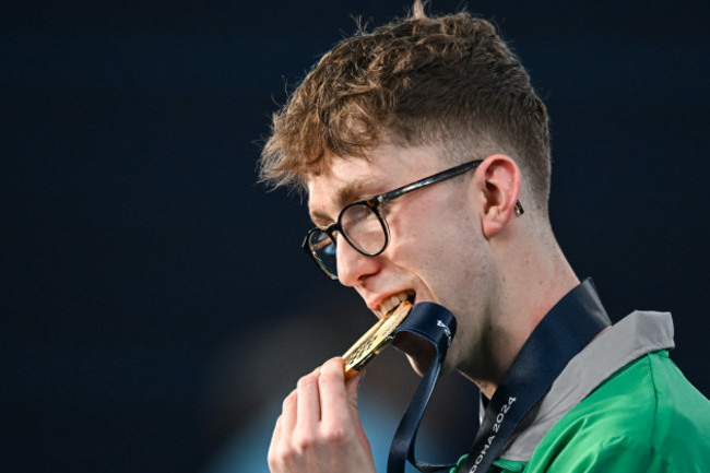 daniel-wiffen-celebrates-with-his-gold-medal