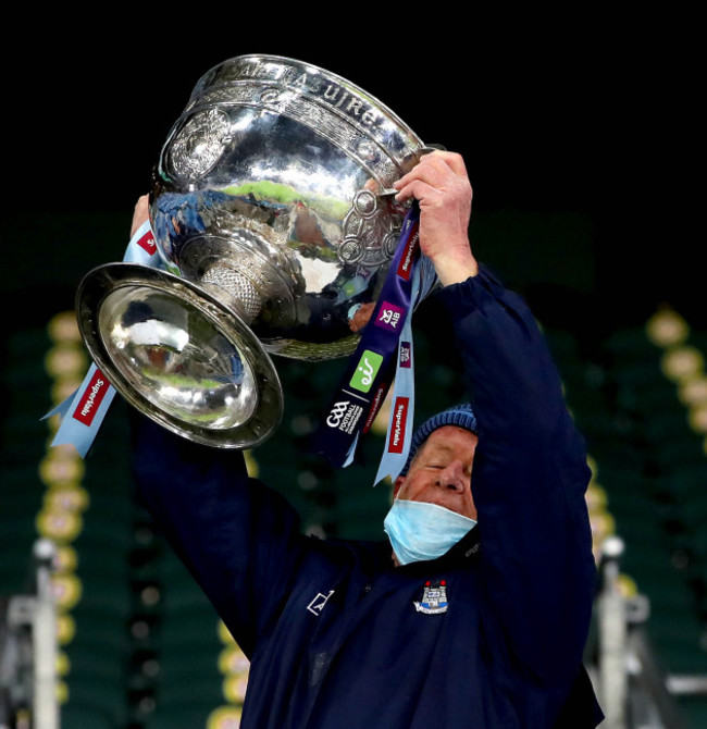 shane-ohanlon-lifts-the-sam-maguire