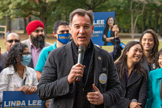 New York-États-Unis-17 octobre 2021-le membre du Congrès Tom Suozzi s'exprime à Linda Lees Le candidat aux élections générales du district 23 du conseil municipal de New York lance un rassemblement dans le quartier Queens de New York, quel que soit le crédit