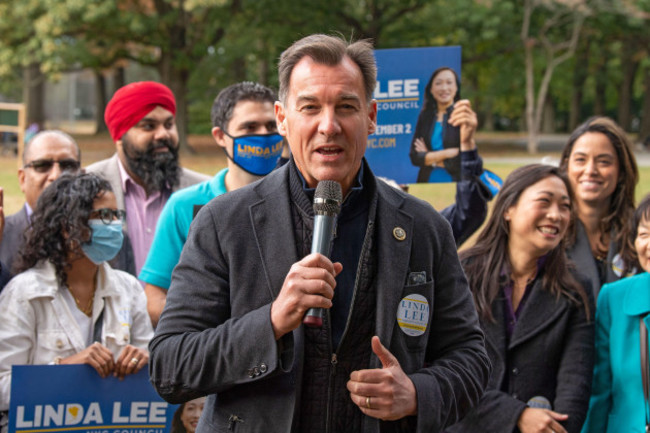 new-york-usa-17th-oct-2021-congressman-tom-suozzi-speaks-at-linda-lees-new-york-city-council-district-23-candidate-general-election-kickoff-rally-in-queens-borough-of-new-york-city-credit-ima