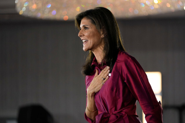 L'ancienne candidate républicaine à la présidentielle, l'ambassadrice Nikki Haley, fait un geste vers la foule alors qu'elle s'exprime lors d'une soirée à l'hôtel Marriott de West Des Moines, Iowa, le lundi 15 janvier 2024.