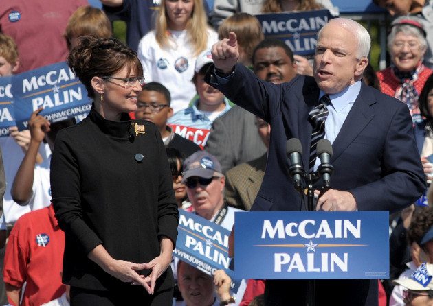 10 сентября 2008 г. Кандидат в президенты от Республиканской партии сенатор Джон Маккейн и кандидат в президенты от Республиканской партии Аляски Сара Пэйлин появляются вместе на предвыборном митинге в Фэрфаксе.