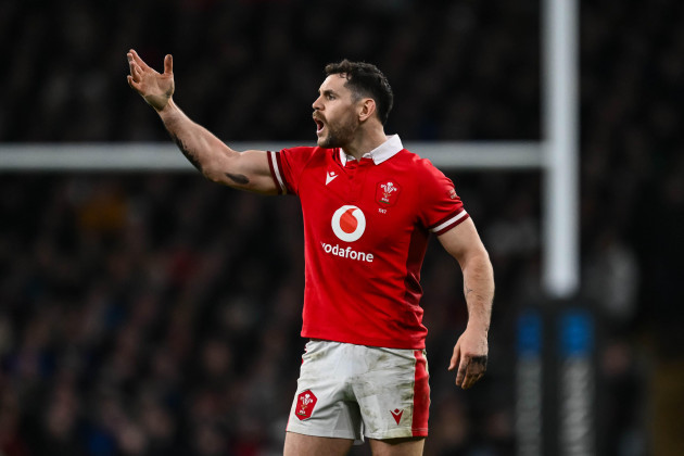 tomos-williams-of-wales-gives-his-team-instructions-during-the-2024-guinness-6-nations-match-england-vs-wales-at-twickenham-stadium-twickenham-united-kingdom-10th-february-2024photo-by-craig-tho