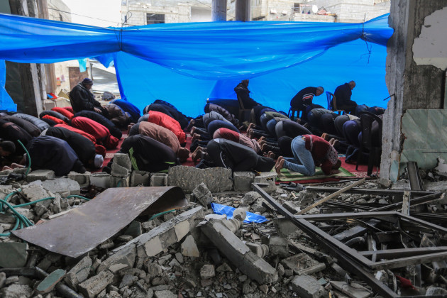 rafah-palestinian-territories-23rd-feb-2024-palestinians-perform-friday-prayers-on-the-ruins-of-al-huda-mosque-which-was-destroyed-by-israeli-raids-in-rafah-in-the-southern-gaza-strip-credit-mo