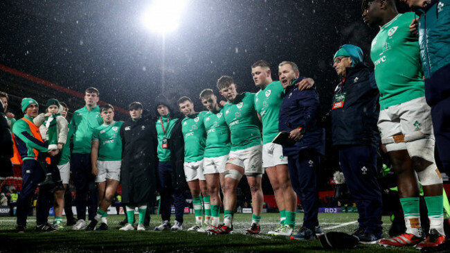 richie-murphy-speaks-to-the-team-huddle-after-the-game