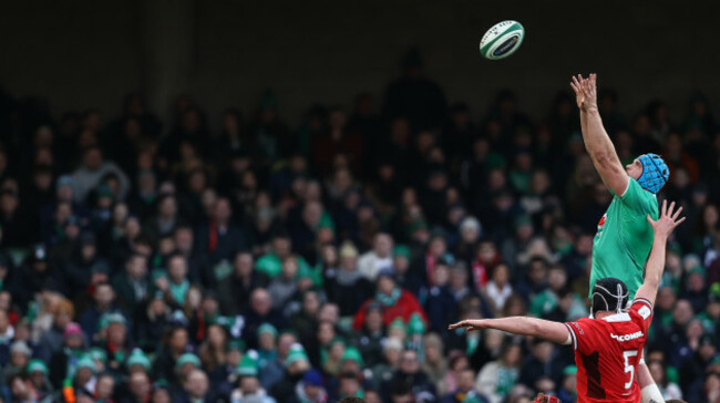 adam-beard-and-tadhg-beirne-in-the-lineout