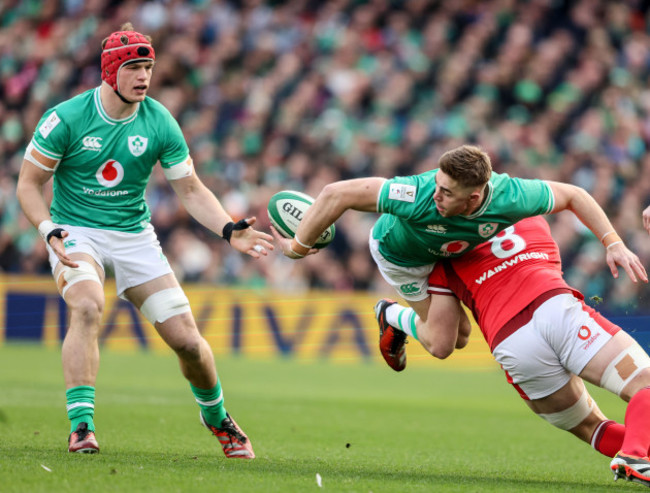 jack-crowley-offloads-to-josh-van-der-flier-as-hes-tackled-by-aaron-wainwright