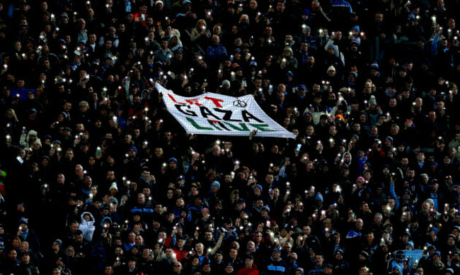 dublin-fans-with-a-message-for-gaza