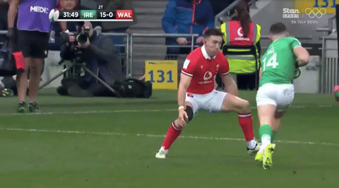 Offload Lowe try Wales close