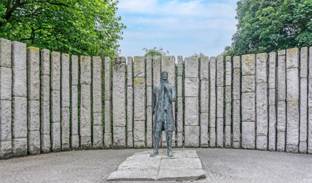 a-statue-of-wolfe-tone-the-irish-republican-and-revolutionary-by-the-sculptor-edward-delaney-in-st-stephens-green-dublin-ireland