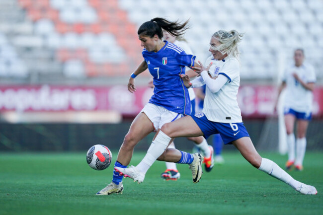 algeciras-spain-27th-feb-2024-algeciras-spain-february-27th-2024-sofia-cantore-7-italy-and-alex-greenwood-6-england-battle-for-the-ball-duel-during-the-womens-international-friendly-footb