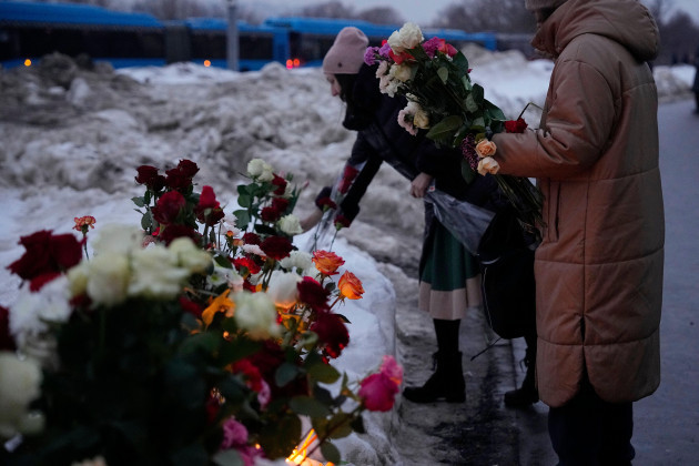people-lay-flowers-paying-the-last-respect-to-alexei-navalny-in-a-street-not-far-from-the-borisovskoye-cemetery-in-moscow-russia-friday-march-1-2024-alexei-navalny-russias-top-opposition-leade