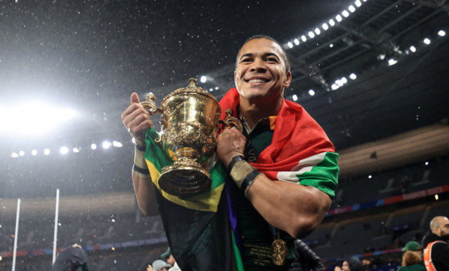 cheslin-kolbe-celebrates-with-the-william-webb-ellis-trophy